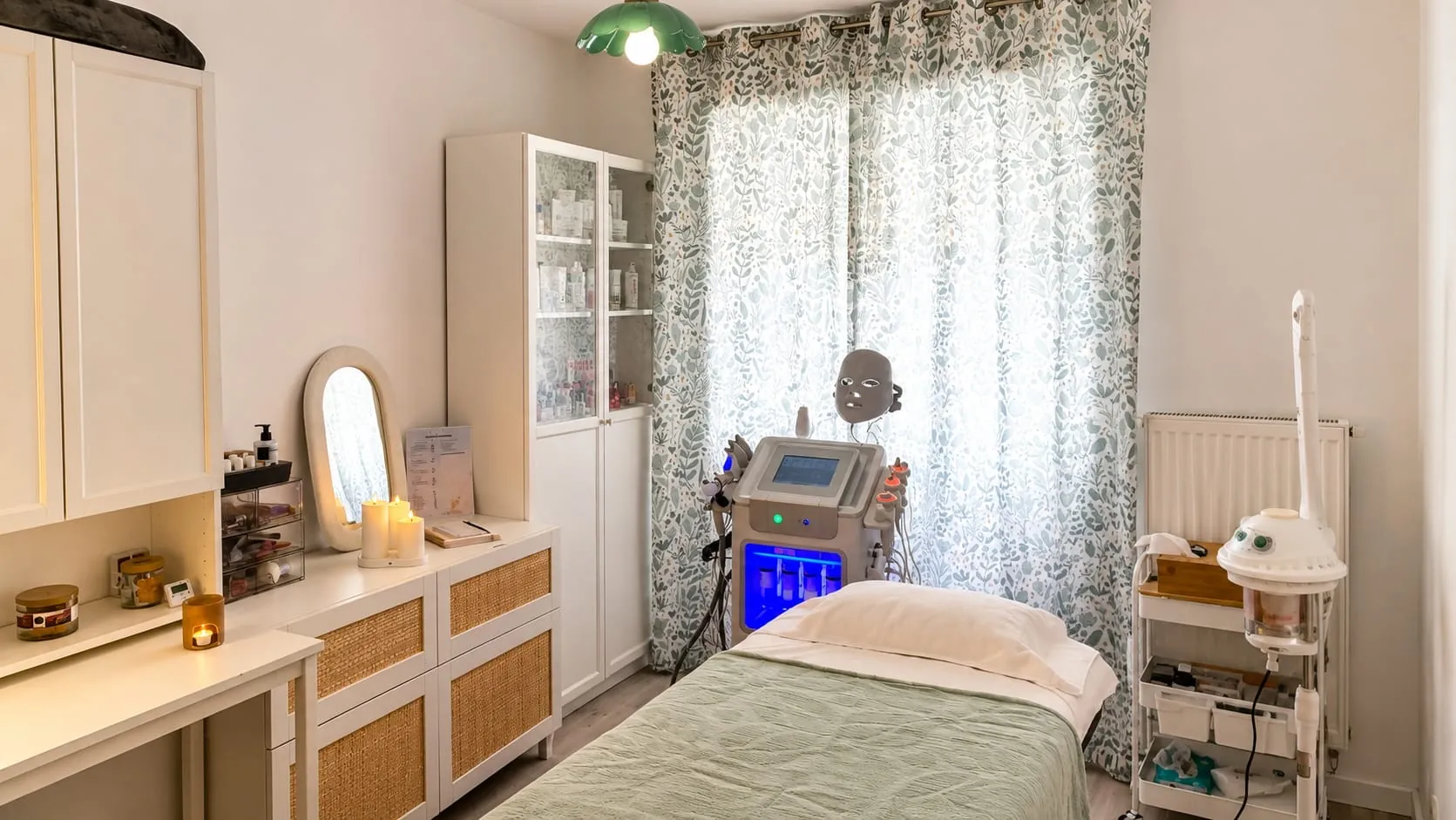 La cabine de soins Eva Révèle à Chartres : table de soin, appareil de soin du visage et produits